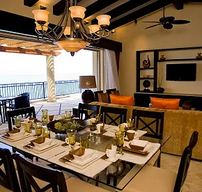 Oceanfront Penthouse - Ample Dining Area