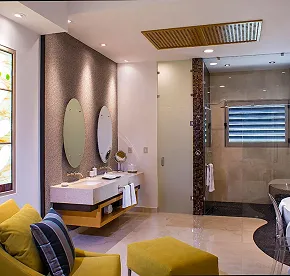 The Grand Penthouse - Twin sinks and separate toilet