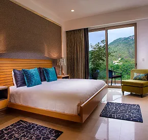 The Grand Penthouse - Bedroom with Jungle View