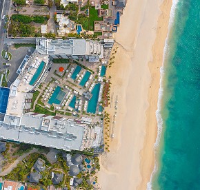 Cada imagen cuenta una historia de amor en Garza Blanca Los Cabos. Descubre la magia de nuestras bodas a través de nuestra galería fotográfica.
