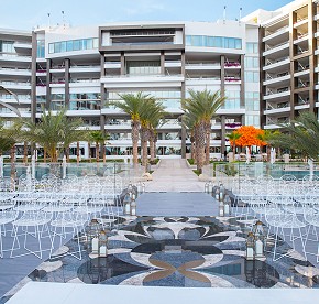 Cada imagen cuenta una historia de amor en Garza Blanca Los Cabos. Descubre la magia de nuestras bodas a través de nuestra galería fotográfica.