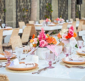 Cada imagen cuenta una historia de amor en Garza Blanca Los Cabos. Descubre la magia de nuestras bodas a través de nuestra galería fotográfica.