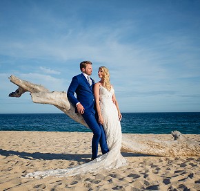 Cada imagen cuenta una historia de amor en Garza Blanca Los Cabos. Descubre la magia de nuestras bodas a través de nuestra galería fotográfica.