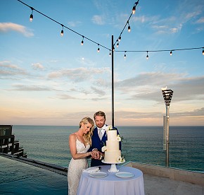 Cada imagen cuenta una historia de amor en Garza Blanca Los Cabos. Descubre la magia de nuestras bodas a través de nuestra galería fotográfica.