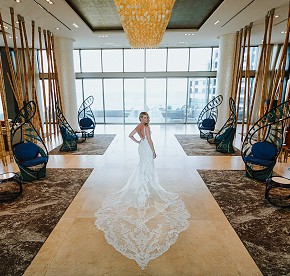 Cada imagen cuenta una historia de amor en Garza Blanca Los Cabos. Descubre la magia de nuestras bodas a través de nuestra galería fotográfica.