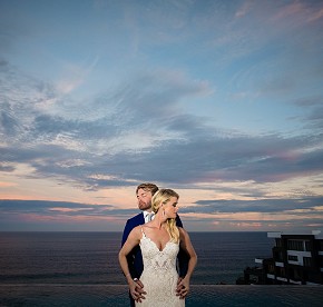 Cada imagen cuenta una historia de amor en Garza Blanca Los Cabos. Descubre la magia de nuestras bodas a través de nuestra galería fotográfica.