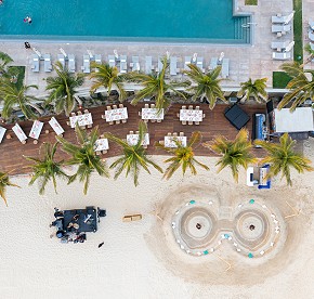 Cada imagen cuenta una historia de amor en Garza Blanca Los Cabos. Descubre la magia de nuestras bodas a través de nuestra galería fotográfica.
