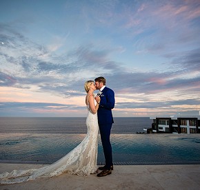 Cada imagen cuenta una historia de amor en Garza Blanca Los Cabos. Descubre la magia de nuestras bodas a través de nuestra galería fotográfica.
