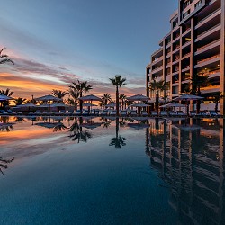 Echa un vistazo a nuestras piscinas, terrazas, el Spa, el gimnasio, nuestro centro de diversión familiar, restaurantes y más.