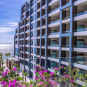 Echa un vistazo a nuestras piscinas, terrazas, el Spa, el gimnasio, nuestro centro de diversión familiar, restaurantes y más.