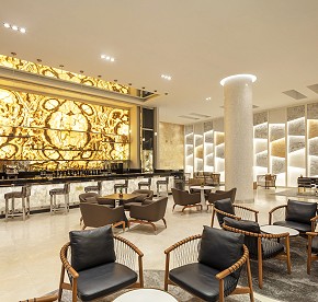 Echa un vistazo a nuestras piscinas, terrazas, el Spa, el gimnasio, nuestro centro de diversión familiar, restaurantes y más.