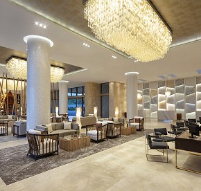 Echa un vistazo a nuestras piscinas, terrazas, el Spa, el gimnasio, nuestro centro de diversión familiar, restaurantes y más.