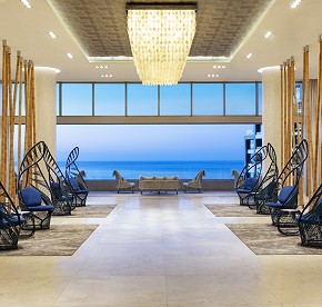 Echa un vistazo a nuestras piscinas, terrazas, el Spa, el gimnasio, nuestro centro de diversión familiar, restaurantes y más.