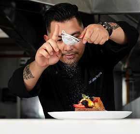 La cocina de clase mundial se encuentra con la belleza natural en nuestros restaurantes en Los Cabos. Descubre la fusión perfecta a través de nuestras fotos.