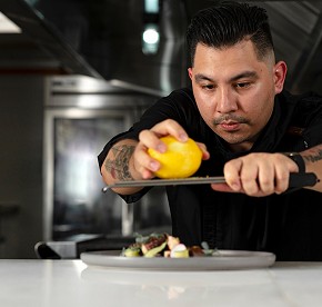 La cocina de clase mundial se encuentra con la belleza natural en nuestros restaurantes en Los Cabos. Descubre la fusión perfecta a través de nuestras fotos.