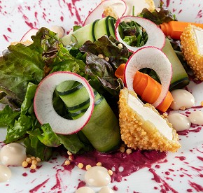 La cocina de clase mundial se encuentra con la belleza natural en nuestros restaurantes en Los Cabos. Descubre la fusión perfecta a través de nuestras fotos.