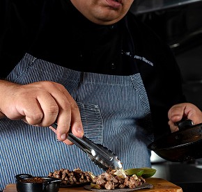 La cocina de clase mundial se encuentra con la belleza natural en nuestros restaurantes en Los Cabos. Descubre la fusión perfecta a través de nuestras fotos.