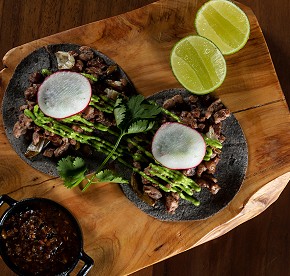 La cocina de clase mundial se encuentra con la belleza natural en nuestros restaurantes en Los Cabos. Descubre la fusión perfecta a través de nuestras fotos.