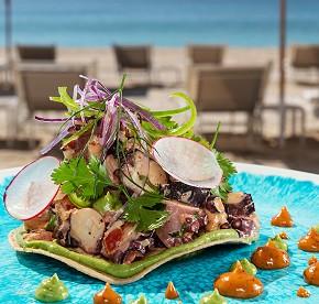 La cocina de clase mundial se encuentra con la belleza natural en nuestros restaurantes en Los Cabos. Descubre la fusión perfecta a través de nuestras fotos.