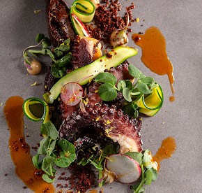 La cocina de clase mundial se encuentra con la belleza natural en nuestros restaurantes en Los Cabos. Descubre la fusión perfecta a través de nuestras fotos.