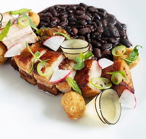 La cocina de clase mundial se encuentra con la belleza natural en nuestros restaurantes en Los Cabos. Descubre la fusión perfecta a través de nuestras fotos.