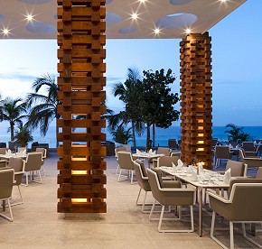 La cocina de clase mundial se encuentra con la belleza natural en nuestros restaurantes en Los Cabos. Descubre la fusión perfecta a través de nuestras fotos.