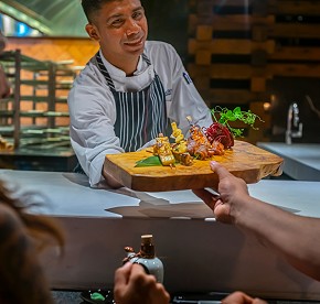 La cocina de clase mundial se encuentra con la belleza natural en nuestros restaurantes en Los Cabos. Descubre la fusión perfecta a través de nuestras fotos.