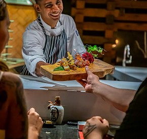 La cocina de clase mundial se encuentra con la belleza natural en nuestros restaurantes en Los Cabos. Descubre la fusión perfecta a través de nuestras fotos.
