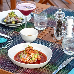 La cocina de clase mundial se encuentra con la belleza natural en nuestros restaurantes en Los Cabos. Descubre la fusión perfecta a través de nuestras fotos.