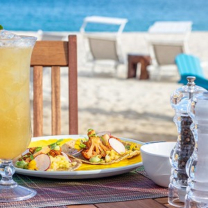 La cocina de clase mundial se encuentra con la belleza natural en nuestros restaurantes en Los Cabos. Descubre la fusión perfecta a través de nuestras fotos.