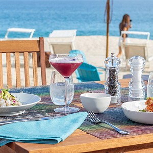 La cocina de clase mundial se encuentra con la belleza natural en nuestros restaurantes en Los Cabos. Descubre la fusión perfecta a través de nuestras fotos.