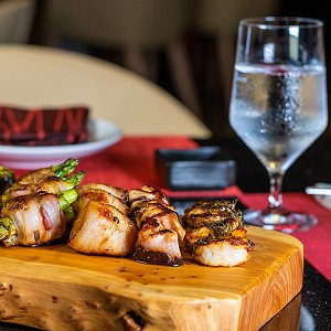 La cocina de clase mundial se encuentra con la belleza natural en nuestros restaurantes en Los Cabos. Descubre la fusión perfecta a través de nuestras fotos.