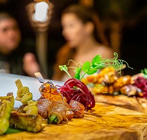 La cocina de clase mundial se encuentra con la belleza natural en nuestros restaurantes en Los Cabos. Descubre la fusión perfecta a través de nuestras fotos.