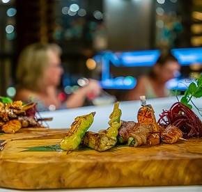 La cocina de clase mundial se encuentra con la belleza natural en nuestros restaurantes en Los Cabos. Descubre la fusión perfecta a través de nuestras fotos.