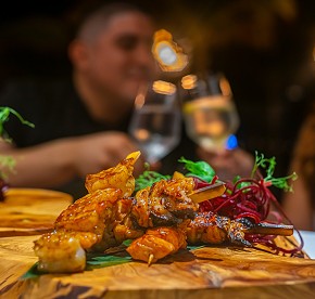 La cocina de clase mundial se encuentra con la belleza natural en nuestros restaurantes en Los Cabos. Descubre la fusión perfecta a través de nuestras fotos.