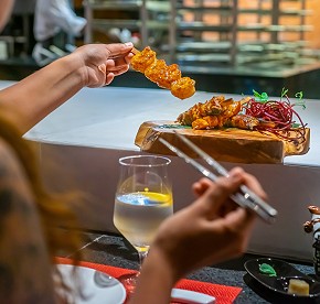 La cocina de clase mundial se encuentra con la belleza natural en nuestros restaurantes en Los Cabos. Descubre la fusión perfecta a través de nuestras fotos.