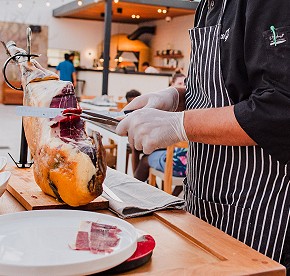 La cocina de clase mundial se encuentra con la belleza natural en nuestros restaurantes en Los Cabos. Descubre la fusión perfecta a través de nuestras fotos.