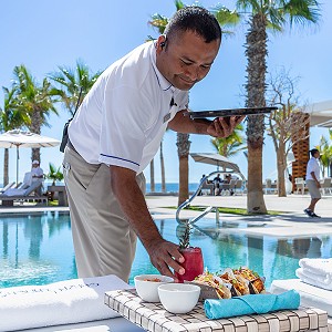 La cocina de clase mundial se encuentra con la belleza natural en nuestros restaurantes en Los Cabos. Descubre la fusión perfecta a través de nuestras fotos.