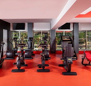 Descubre nuestro impresionante gimnasio en Garza Blanca Los Cabos a través de estas fotos. Equipo de alta gama y vistas panorámicas te esperan para una experiencia fitness incomparable.
