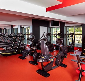 Descubre nuestro impresionante gimnasio en Garza Blanca Los Cabos a través de estas fotos. Equipo de alta gama y vistas panorámicas te esperan para una experiencia fitness incomparable.