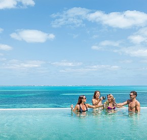 Explora nuestro rooftop a través de una galería de fotos deslumbrante. Descubre vistas panorámicas impresionantes y momentos inolvidables en Cancún.