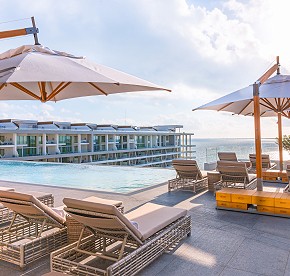 Explora nuestro rooftop a través de una galería de fotos deslumbrante. Descubre vistas panorámicas impresionantes y momentos inolvidables en Cancún.