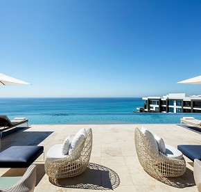 Relajación con estilo, audaces cocteles y exquisitos bocadillos en un ambiente sofisticado, con impresionantes vistas del océano…