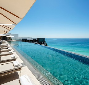 Relajación con estilo, audaces cocteles y exquisitos bocadillos en un ambiente sofisticado, con impresionantes vistas del océano…