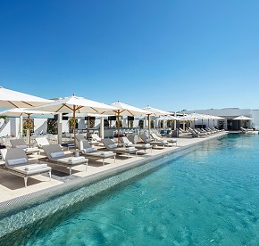 Relajación con estilo, audaces cocteles y exquisitos bocadillos en un ambiente sofisticado, con impresionantes vistas del océano…