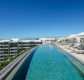 Relajación con estilo, audaces cocteles y exquisitos bocadillos en un ambiente sofisticado, con impresionantes vistas del océano…