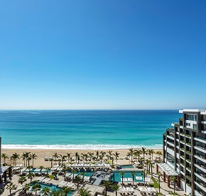 Relajación con estilo, audaces cocteles y exquisitos bocadillos en un ambiente sofisticado, con impresionantes vistas del océano…