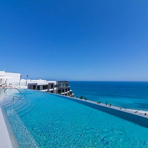 Relajación con estilo, audaces cocteles y exquisitos bocadillos en un ambiente sofisticado, con impresionantes vistas del océano…