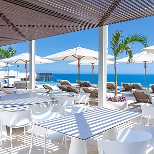 Relajación con estilo, audaces cocteles y exquisitos bocadillos en un ambiente sofisticado, con impresionantes vistas del océano…