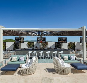 Relajación con estilo, audaces cocteles y exquisitos bocadillos en un ambiente sofisticado, con impresionantes vistas del océano…